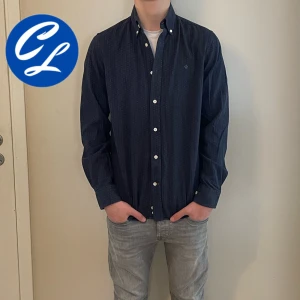 Morris Skjorta  - Tja! Nu säljer vi denna sjukt snygga skjortan från Morris. Skjortan är i ok skick. Storlek S. Tveka inte att höra av dig vid minsta fråga eller fundering!👍