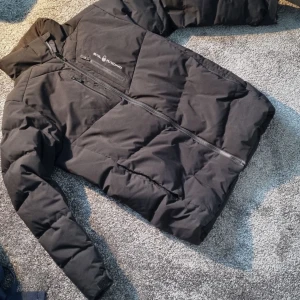 Sail racing jacka - Har växt ur min jacka och då inte kommer till användning längre. Tyvärr är luvan borta därför blir det billigare annars är den 8/10 i skick, den e ju såklart använd men fortfarande riktigt bra skick, pris kan diskuteras vid snabb affär.