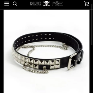 Bälte  - Säljer nit bälte med kedja då den inte kommer till användning längre. Har använt Max 5 gånger och är i bra skick. Om du vill ha mer bilder så är de bara o skriva privat🤍köpt för 499