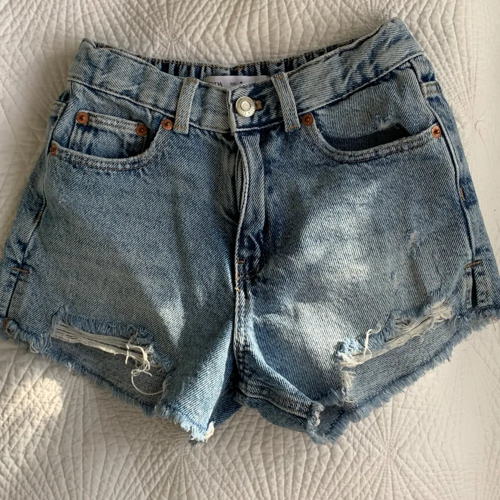 Oanvända jeansshorts i storlek 134, med midjemått 62 cm. Shorts.