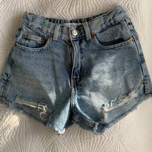 Oanvända jeansshorts i storlek 134, med midjemått 62 cm