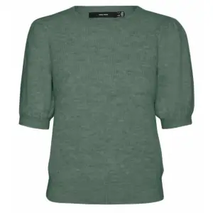 Fin grön stickad tshirt, säljer för att den inte är min stil längre. Från Vero moda, nypris ca 350. Säljer för 200 kr + frakt. Storlek S men passar även XS💖(lånade bilder)