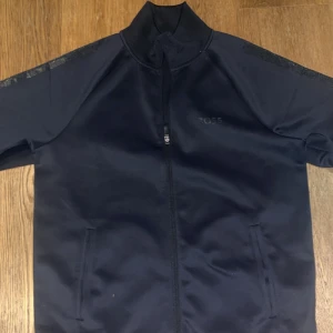 Boss zip hoodie utan luva  - En boss zip hoodie som är äkta. Har använt detta plagg 2 gånger pga för stor för mig. Pris kan diskuteras 