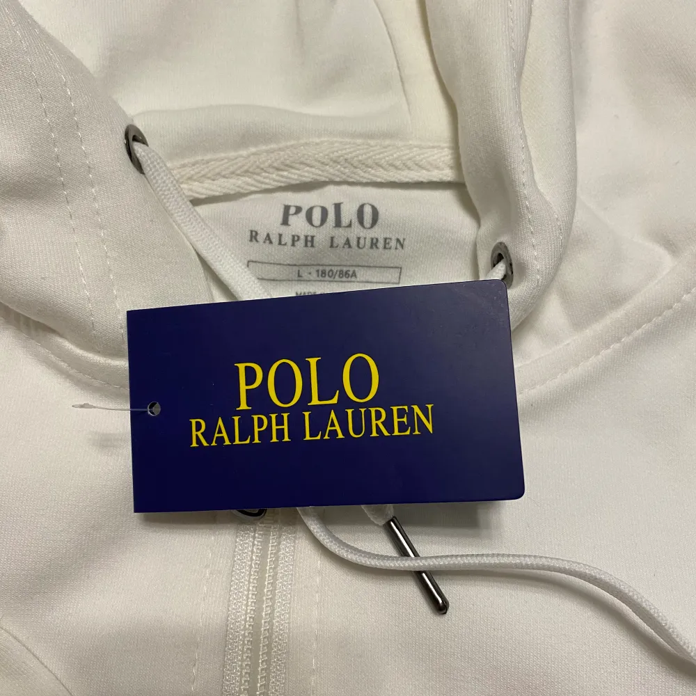 En helt ny och fräsch polo Ralph lauren kofta i vit färg. Oanvänd. Pris kan diskuteras. Original pris: 2100kr. Tröjor & Koftor.