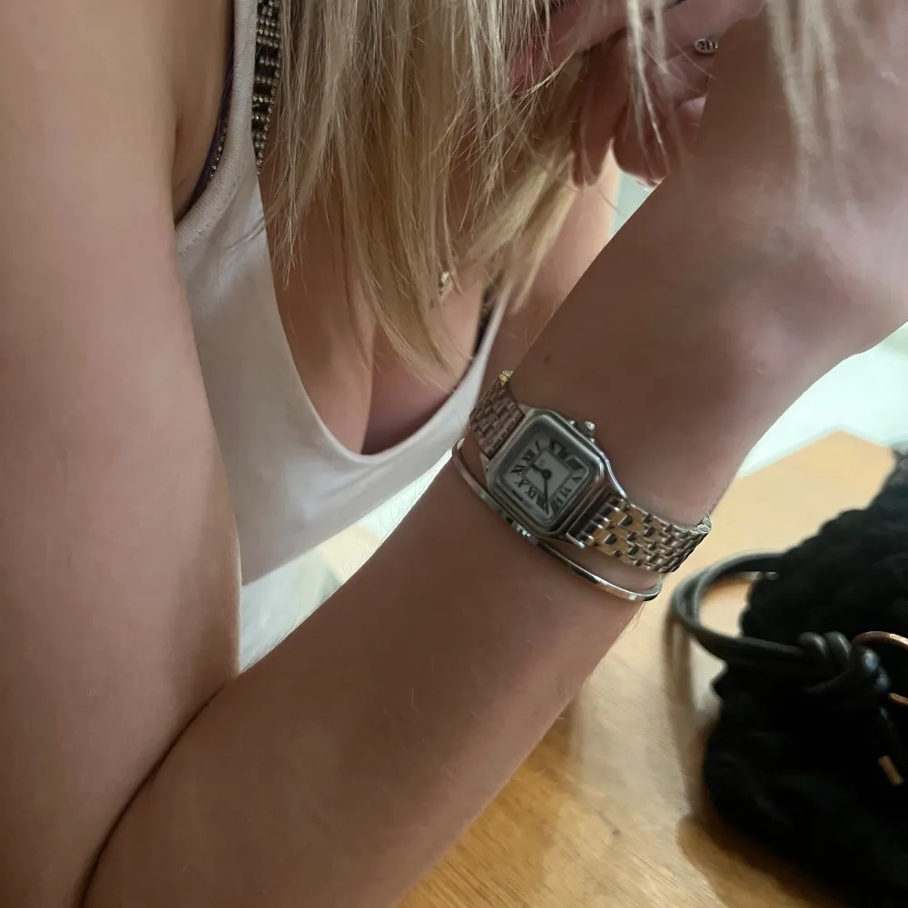 Jättefin klocka med tillbehörande armband i silver💕köparen står för frakt.. Accessoarer.