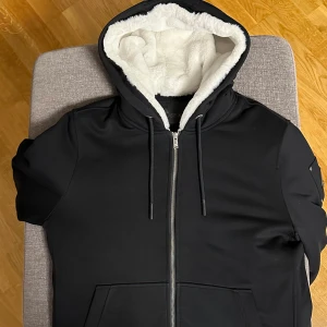 Moose knuckles kofta - Tja ! Jag säljer min moose knuckles kofta nu i sjukt bra skick, då jag har tröttnat på den och vill förnya garderoben. Skriv gärna om du är intresserad så kan jag skicka mer bilder osv. Storlek M Ny pris ligger på 4600