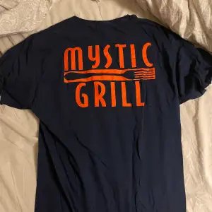 T-shirt ”Mystic grill” från restaurangen i Mystic Falls TVD. Köpt i staden serien spelades in i USA. Oanvänd.   Obs liten i storlek, står M men skulle säga S.
