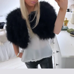 Pälsjacka bolero - Säljer min päls bolero i strutspäls. Fint skick knappt använd. Nypris 2200