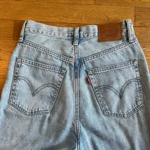 Levi’s straight leg ribcage jeans i storlek W26 L27