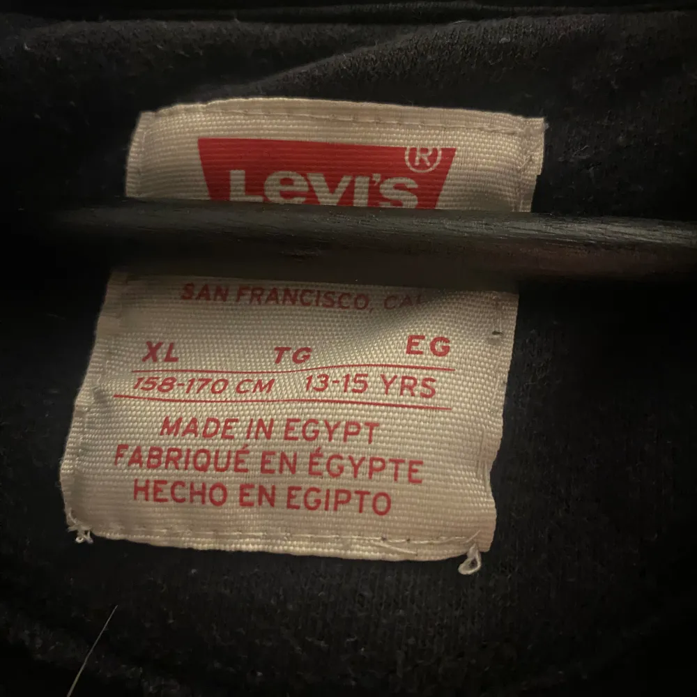 Levis tröja, är i storlek 158-170 men skulle säga att den passar xs-s . Hoodies.