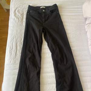 Helt nya bootcut jeans i svart från Gina tricot i storlek S