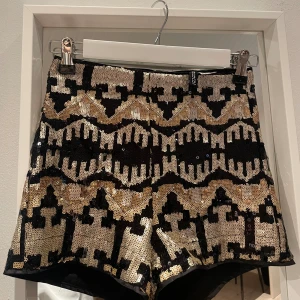 UNIKA PALJETT SHORTS  - Säljer dessa as balla paljett shorts🖤 Använda fåtal och gånger och går inte längre att köpa på deras hemsida💖
