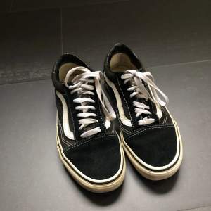 Vans old skool i bra skick, endast lite använda. Säljes pga för små. Strl 38,5. 24,5 cm.