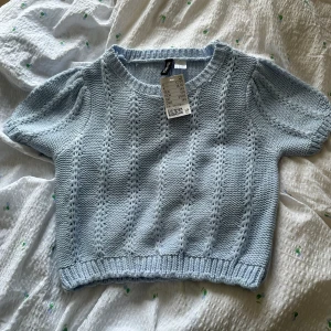 Stickad kortärmad  - Säljer två jätte fina kortärmade tröjor från hm aldrig använda med prislappen kvar!! För fler bilder är det bara att höra av sig!!💕90kr st