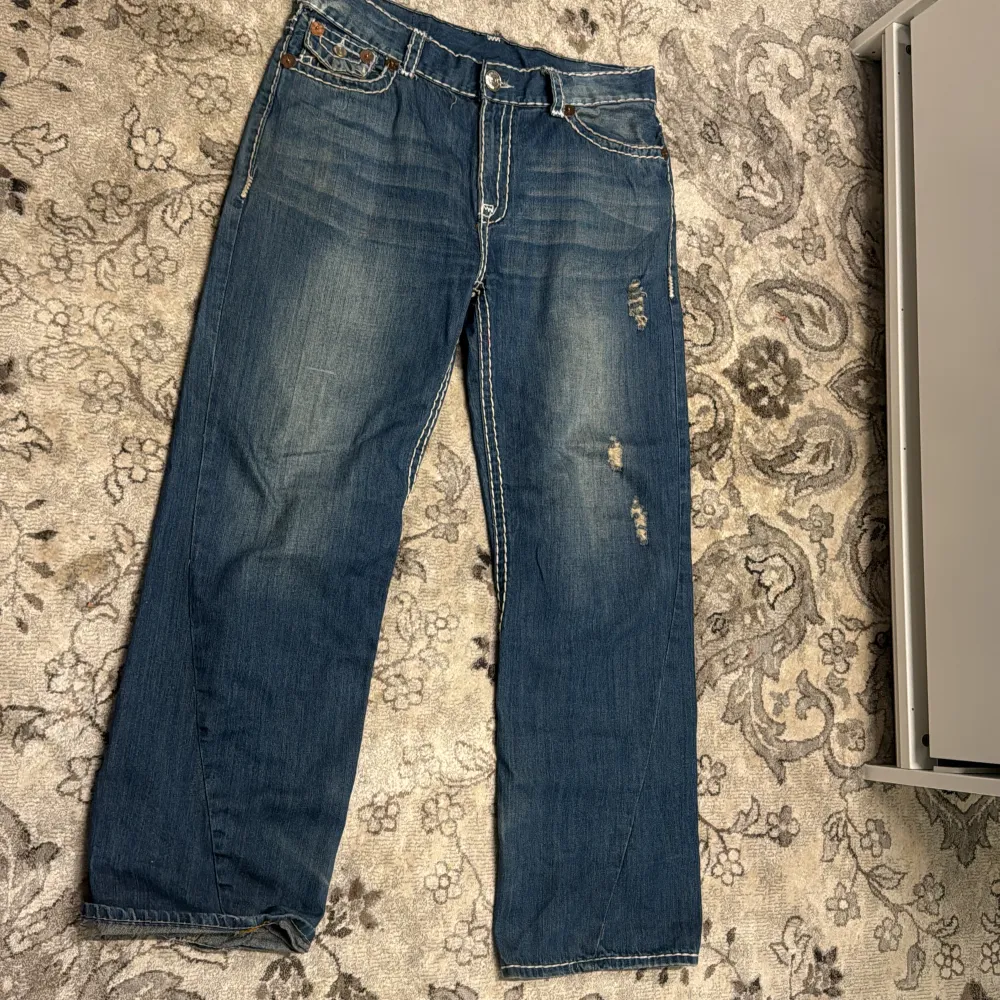 Säljer dessa skitcoola baggy true religion jeans, De är unisex och har inga defekter Kolla gärna in min profil för liknande byxor 💕🙏 . Jeans & Byxor.