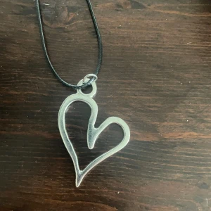 Halsband  - Nytt fint hjärthalsband med ett långt läderband 