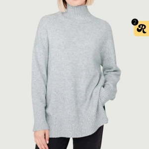 Grå stickad - Grå stickad med krage, från cubus💗Köpt för 600 kr. Använd 1 gång