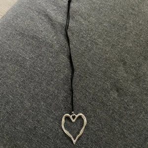 Halsband  - Nytt stort hjärthalsband 