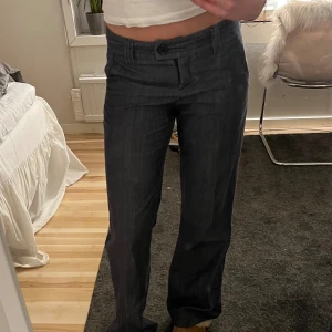 Lågmidajde gråa kostymbyxor  - Hej fina!  Säljer dessa supersnygga lågmidajde mörkgråa kostymbyxor! Supersnygga fickor där bak och de är bootcut formade 💗 Fint skick! 