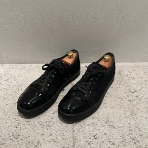 Helsvarta Lanvin 43-44 - Säljer dessa fina Lanvin skor som jag haft men inte använt så mycket nu under ett år, Den ända skadan är bak på höger skon men syns inte eftersom byxan oftast täcker, Skick på skon generellt är 8/10 bortsätt från den skadan Allt utom låda följer med!