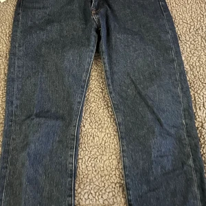 Levi’s Jeans - Längden är oklar men är ca 3-4cm korta på mig som är 175.  W28 i alla fall. 