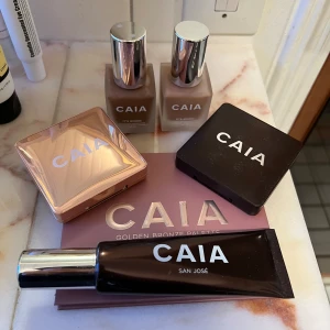 CAIA nya produkter. Testade en gång på nya borstar till en utvärdering. - Inköpspris 2 250kr.  Allt för 549. DM för pris/st. Highlightern och stora paletten såld.  Bronzer: Santiago. 5N & 4N foundation. 