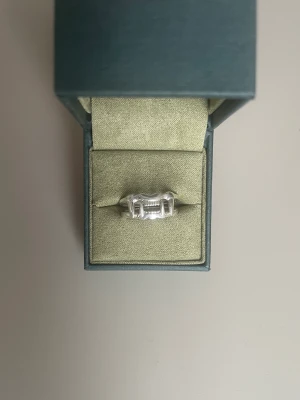 Maria Nilsdotter ringar - Jaw upper ring. Nypris 1.795kr Jaw lower ring. Nypris 1.495kr I mycket fint skick. Silver. Storlek 18.  Säker tillsammans eller var för sig. Priset i annonsen är för båda. Nypris för båda är 3.290kr. Fynda examenspresent. 