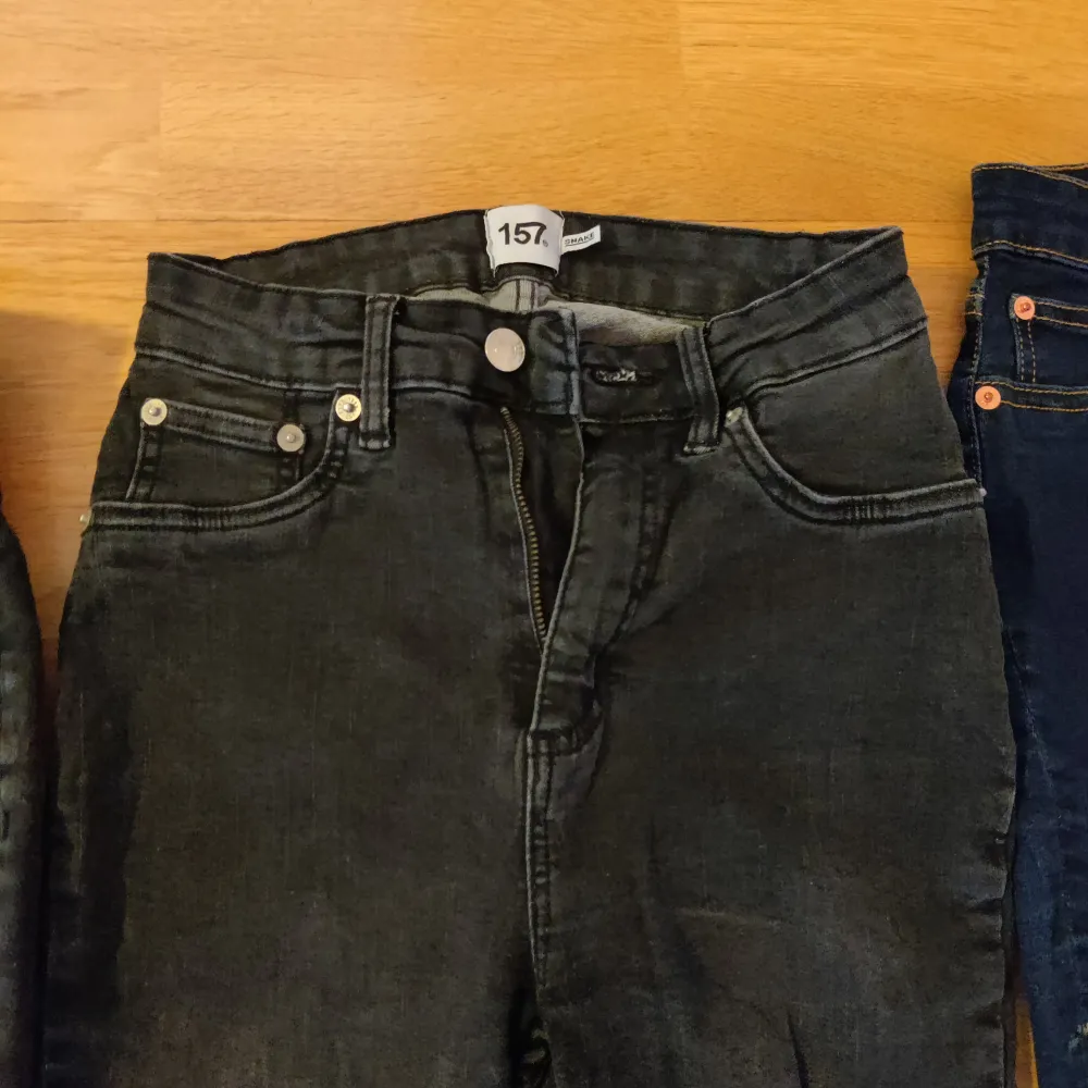 Svarta och mörkblå jeans från Lager 157, strl S.  Sparsamt använda.. Jeans & Byxor.