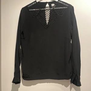 Svart blus - Fin svart blus, i storlek M. Från Saiat tropez. 