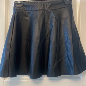 Skinnkjol - Klockad kjol från New yorker strl XS i fakeläder. Aldrig använd då den inte passade mig tyvärr. Passar strl 32/34. En skräddare har sytt in den lite i midjan❤️skriv vid frågor/fler bilder. Pris kan diskuteras❤️