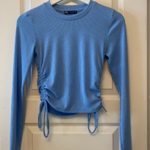 Zara Topp - Långärmad topp från Zara i strl S. Stretchig så passar XS- liten M. Använd några gånger men inga defekter så nyskick. Längden kan justeras med snörena på sidorna. Skriv vid frågor/fler bilder. Pris kan diskuteras❤️