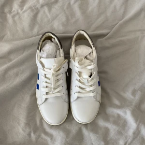 Dyvlat vita skor  - Helt nytt, inte använt är fortfarande med prislapp och allt. Köpte utomlands o den passade inte. Kan gå ner i pris men tänk på att den är helt ny. 