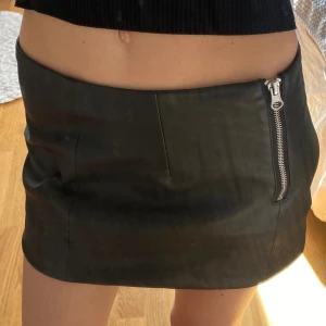 Skinnkjol - Lågmidjad skinnkjol från bikbok. I toppenskick. 