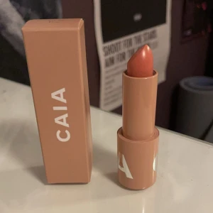 Caia läppstift adore you - Caia läppstift i färgen adore you, ifrån caias julkalender💕 aldrig använd eller provad!