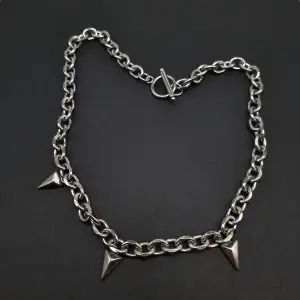 Handgjort unik  halsband och exklusiv design🖤Följ :@ekjewelryofficial🤲  🔗⛓️Material- rostfritt stål. Längd: 42cm. 