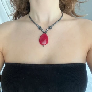 Halsband - Vintage svart / grå halsband med röd sten 💕