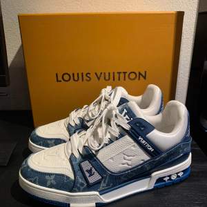 Ett par väldigt sparsamt använda Louis Vuitton trainers. Säljes pga att dom är lite för stora, är storlek 41 men passar också större, upp till 42,5 skulle jag säga. Kvitto finns i form av en beställnings bekräftelse på dom ifrån förra ägaren.  Billig