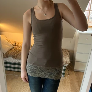 Linne med spets - Långt linne med spets längst ner, så snyggt med jeans!😍