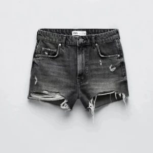 Zara jeansshorts - Jeansshorts med slits från zara som jag köpte här på plick, men dom var för små. Jättefina till sommaren! Skriv för egna bilder eller frågor! ❣️💖