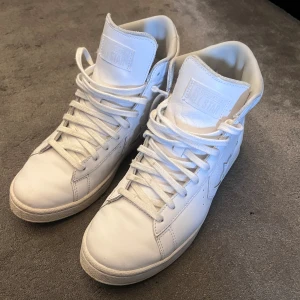 Converse Pro Leather Höga Sneakers - Säljer nu dessa fina converse skor i nyskick som passar perfekt till sommarn. Dem är använda ett fåtal gånger och kommer inte till användning längre. Dessa skor säljs inte längre och är därför riktigt originella och ovanliga.