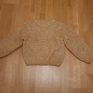 Stickad guldig kofta  - En skön fin stickad tröja från gina tricot