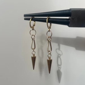 #010 örhängen💓 - Örhängen jag har gjort💘 finns bara i guld. Säljs i par för 50kr eller styck för 30kr.