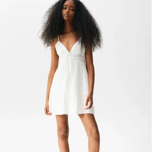 Vit klänning pull and bear  - Vit kort/mini sommarklänning från pull and bear i bra skick. Jättefin till sommaren. Passar S/M💕