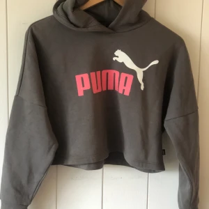 PUMA LUVTRÖJA - Puma  Strl 11-12 år Använd fåtal ggr Billigt pris 50 kr 