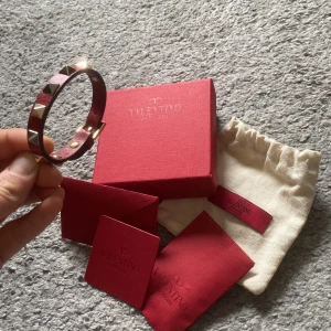 Valentino armband  - Tja, säljer nu mitt valentino armband i VÄLDIGT bra skick, 9,5/10 i princip nytt, äkta såklart allting OG följes med vid köp! Mvh