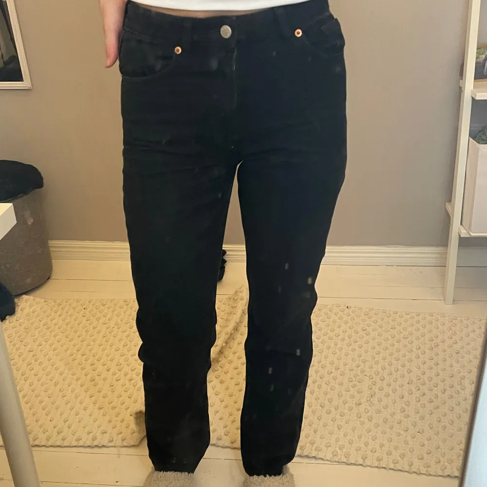 Svarta jeans från monki i bra skick och kvalitet. Storlek 26/32. Jeans & Byxor.
