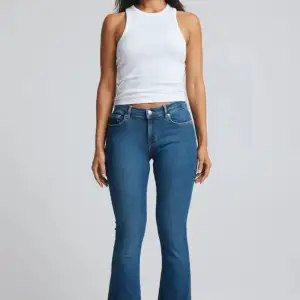 Säljer dessa lågmidjade bootcut jeans från Bikbok. De säljs inte längre. Jag säljer pga att de är för korta för mig o därför aldrig används. Jeansen är i nyskick.  Skriv gärna om ni har frågor!