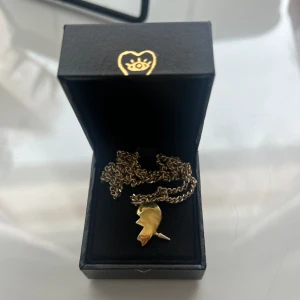 Maria nilsdotter halsband - halsband från maria nilsdotter i guldpläterad silver, i bra skick men guldpläteringen har kommit bort i vissa ställen