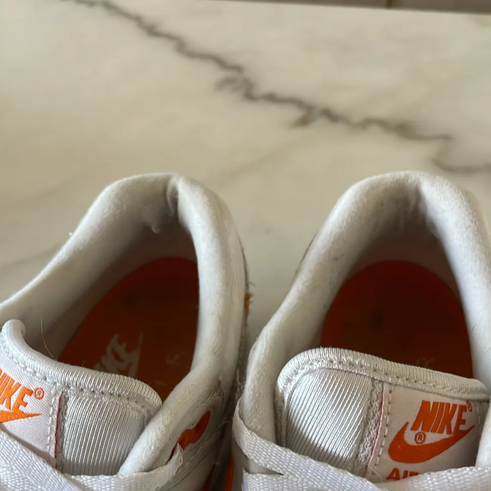 Nike air max i storlek 39. Tvingas tyvärr sälja då de blivit för små efter en graviditet 😩😩. Bra använt skick och kan bli som nya med sneakersrengöring (min är slut tyvärr). En nötning i ena hälen. Kan sätta dit en lapp. . Skor.