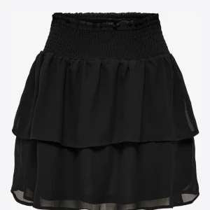 Volangkjol - Söt volangkjol som passar jätte bra till sommaren! Jätte stretchig i midjan så passar många storlekar och man kan även använda den som en topp💝